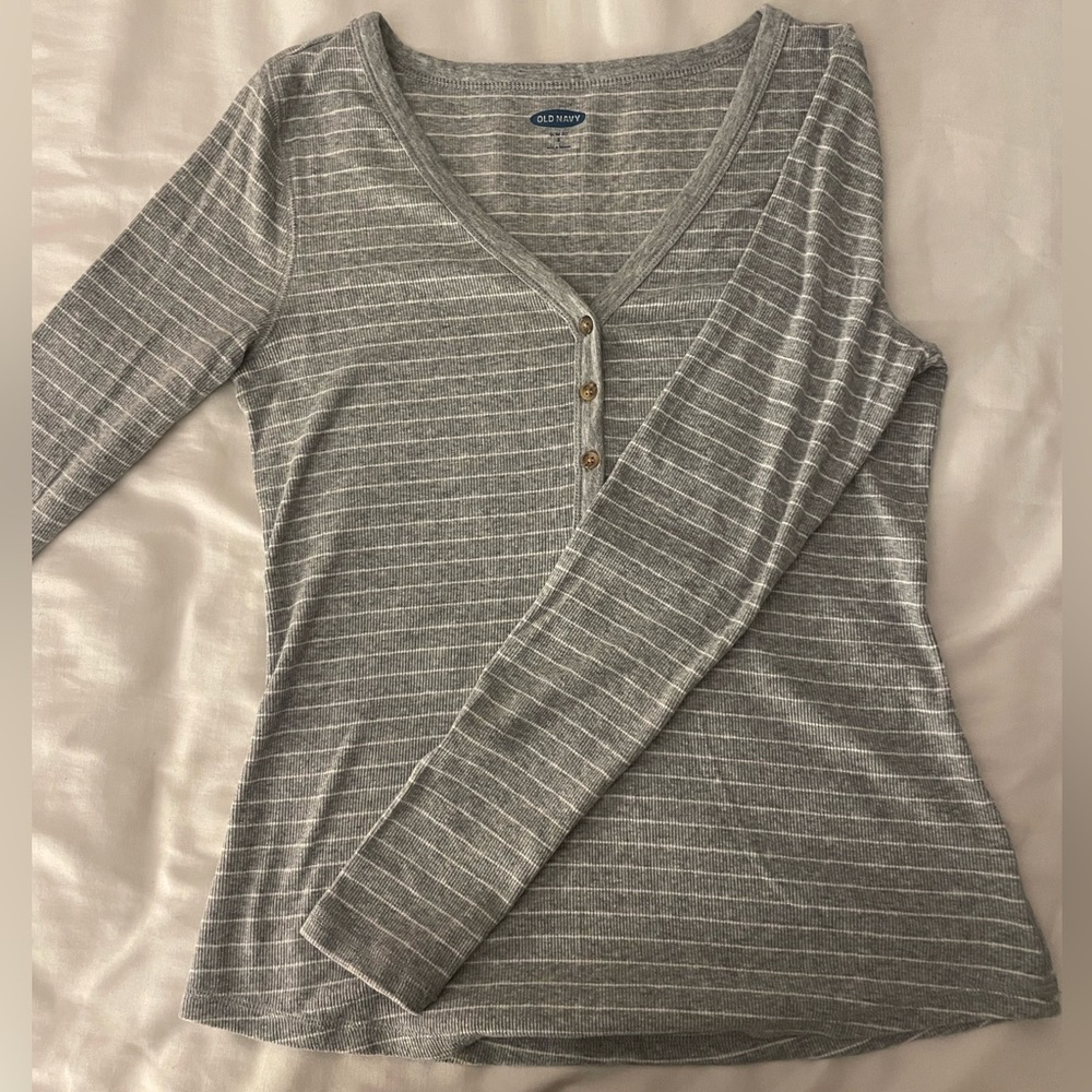 Very cute tight long sleeve grey Old Navy shirt